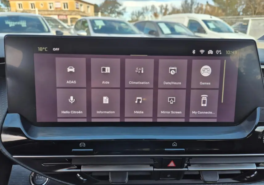 Écran tactile central intérieur du Citroën C5 X noir 2024, affichant le menu principal des fonctions connectées.