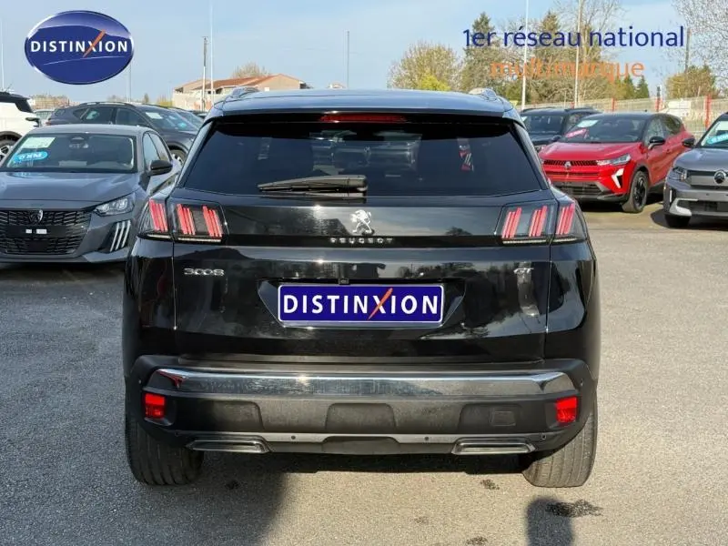 Vue arrière d’un Peugeot 3008 2024 noir avec feux arrière à griffes et logo centré sur le hayon.