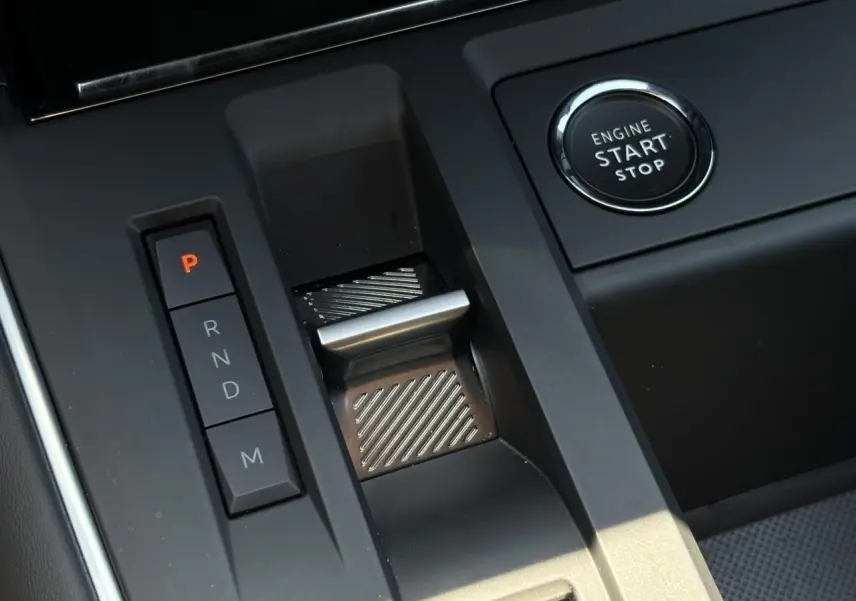 Gros plan sur la console centrale du Citroën C5 Aircross Hybrid noir, avec sélecteur de boîte auto et bouton start/stop.