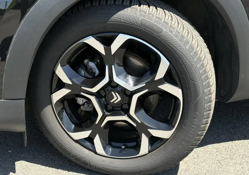 Gros plan sur la jante alliage 18'' bi-ton noir et argent du Citroën C5 Aircross Hybrid noir Perla, roue avant droite.