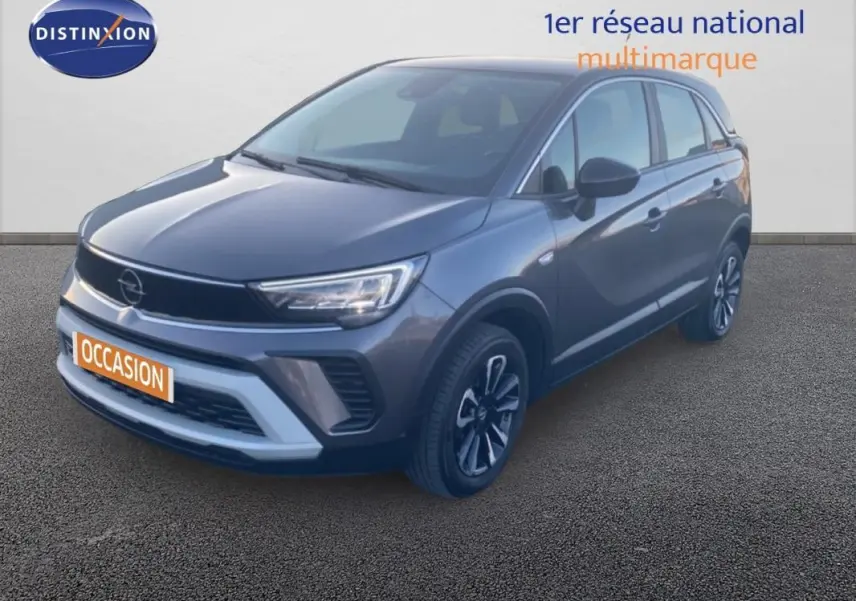 Opel Crossland gris foncé en 3/4 avant droit avec jantes alliage 17 pouces et calandre noire distinctive.