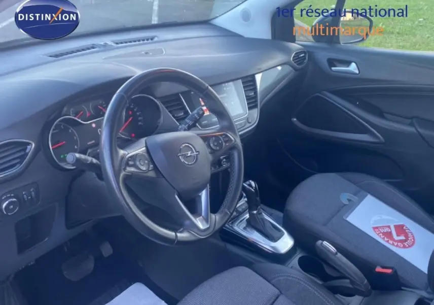 Vue intérieure de l’Opel Crossland 2022 côté conducteur, volant cuir multifonctions et tableau de bord moderne.
