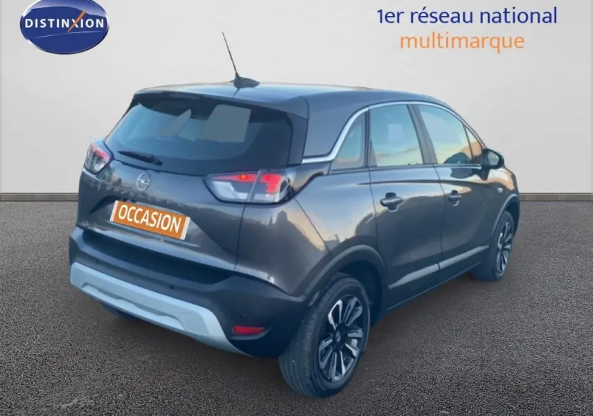 Opel Crossland gris foncé vu en 3/4 arrière droit, avec jantes alliage 17 pouces et toit panoramique.