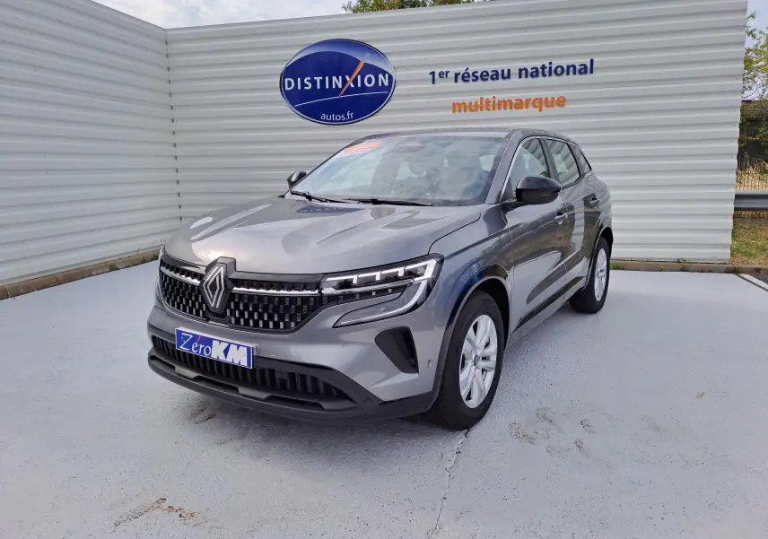 Renault Austral gris schiste en 3/4 avant droit, avec calandre moderne et phares LED distinctifs.