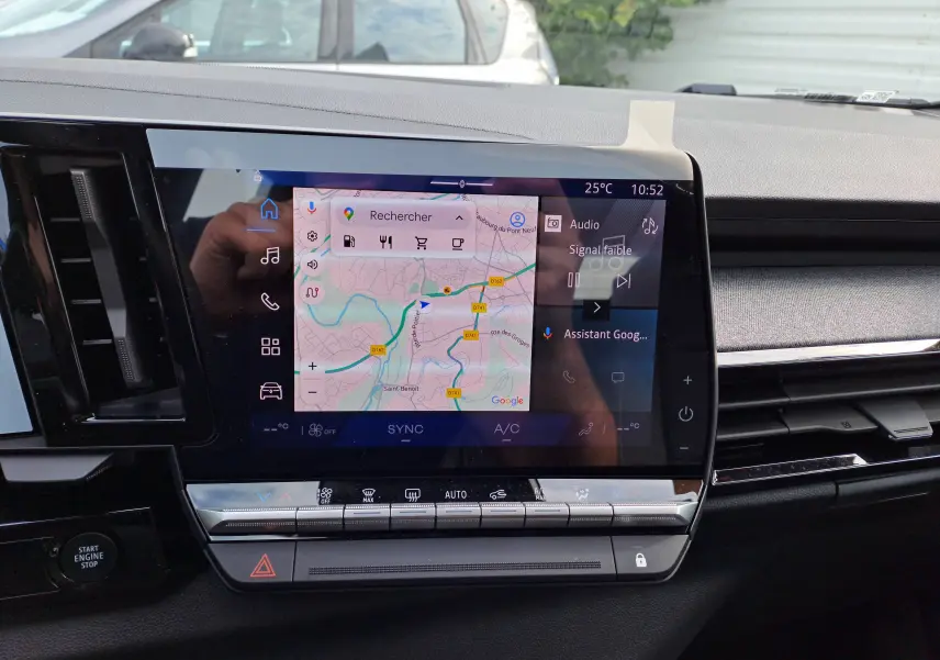 Écran tactile central du tableau de bord du Renault Austral gris schiste, affichant navigation et commandes multimédia.