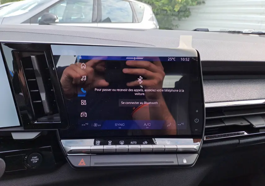 Écran tactile central du tableau de bord du Renault Austral gris schiste, affichant la connexion Bluetooth.