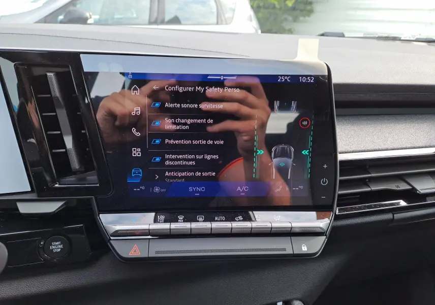 Écran tactile central du tableau de bord du Renault Austral gris schiste, affichant les réglages d'aide à la conduite.