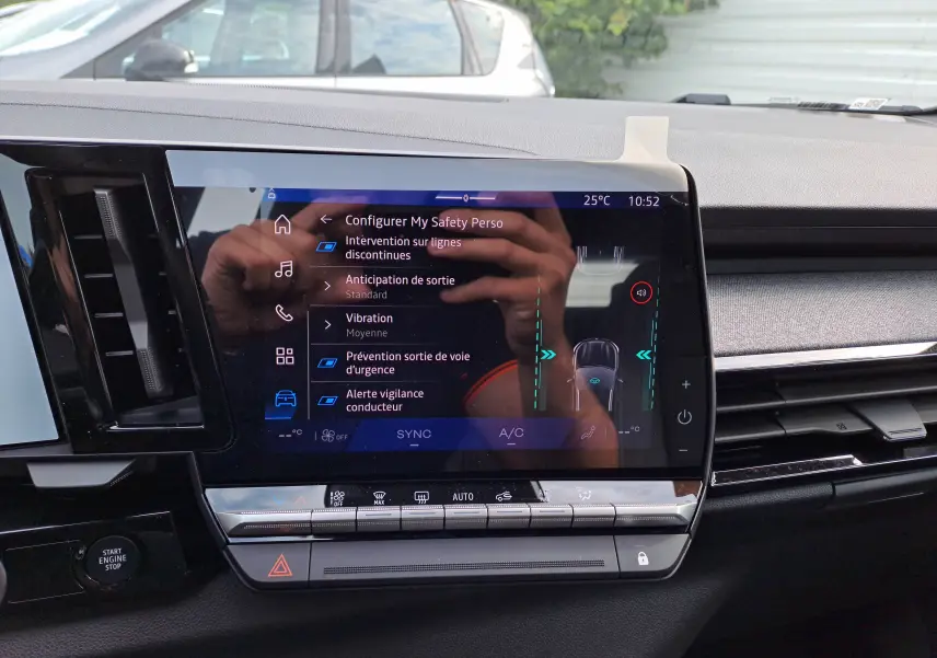 Écran tactile central du Renault Austral gris schiste 2025 affichant les réglages d'aide à la conduite et sécurité.
