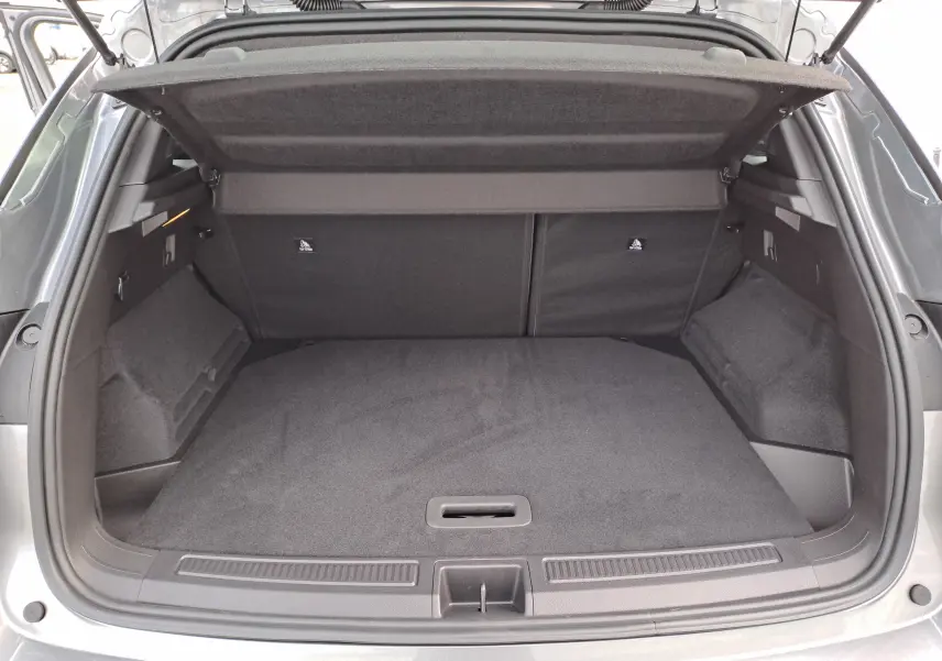 Coffre ouvert du Renault Austral gris schiste, vue arrière montrant l'espace de chargement et la tablette cache-bagages.