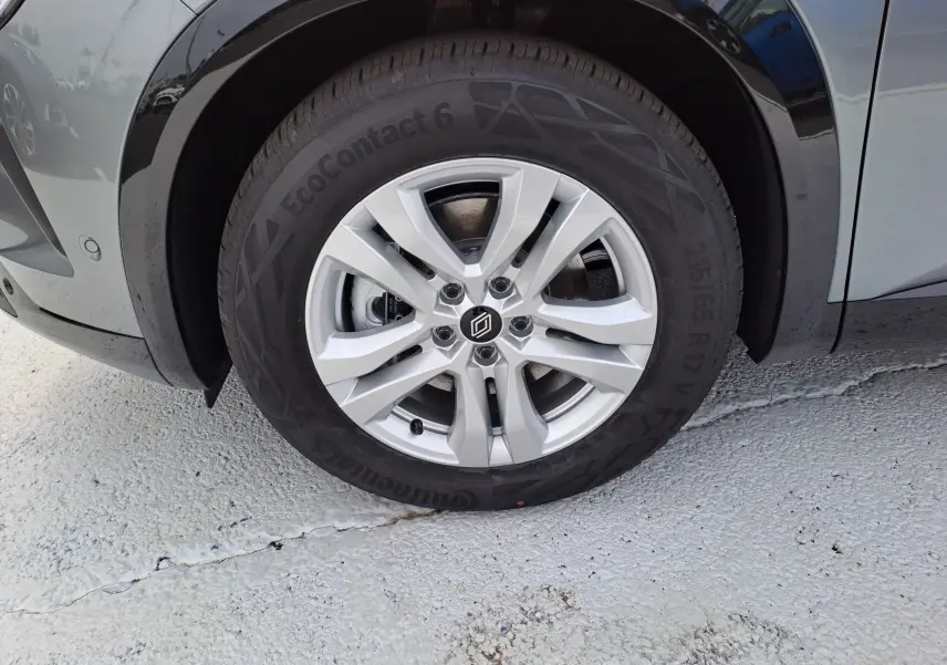 Gros plan sur la roue avant droite du Renault Austral gris schiste, mettant en valeur la jante alliage et le pneu Continental EcoContact 6.