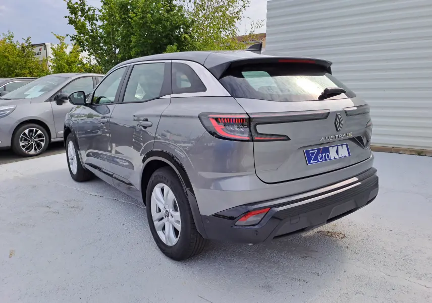 Vue 3/4 arrière droite d'un Renault Austral gris schiste avec feux arrière LED et toit noir contrasté.