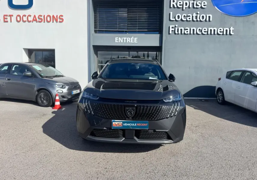 Vue de face du Peugeot 5008 Hybrid gris 2025, mettant en valeur sa calandre noire et ses phares LED fins.