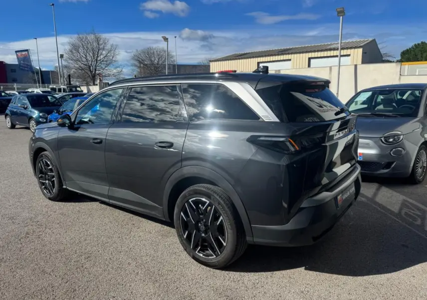 Peugeot 5008 Hybrid gris vue 3/4 arrière droit, jantes alliage noires 19 pouces, vitres teintées et toit noir.