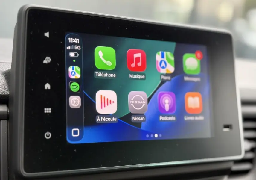 Écran tactile central du Nissan Primastar 2025 affichant les applications Apple CarPlay en gros plan intérieur.