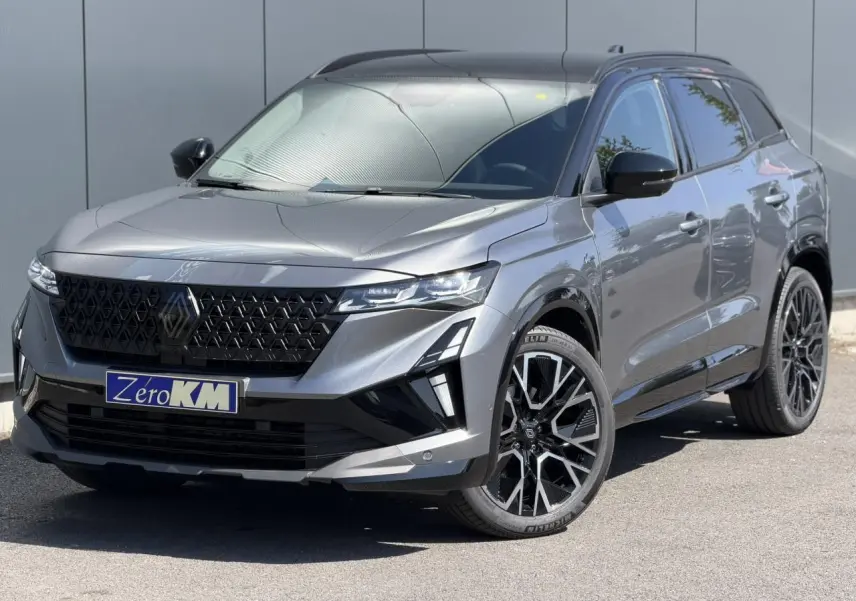 Renault Austral E-Tech gris schiste avec toit noir, vue 3/4 avant mettant en valeur la calandre et jantes noires.