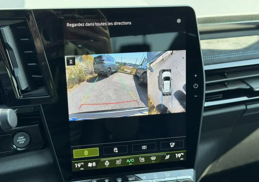 Écran central du Renault Austral E-Tech affichant la caméra de recul et la vue 360° en stationnement, intérieur noir.