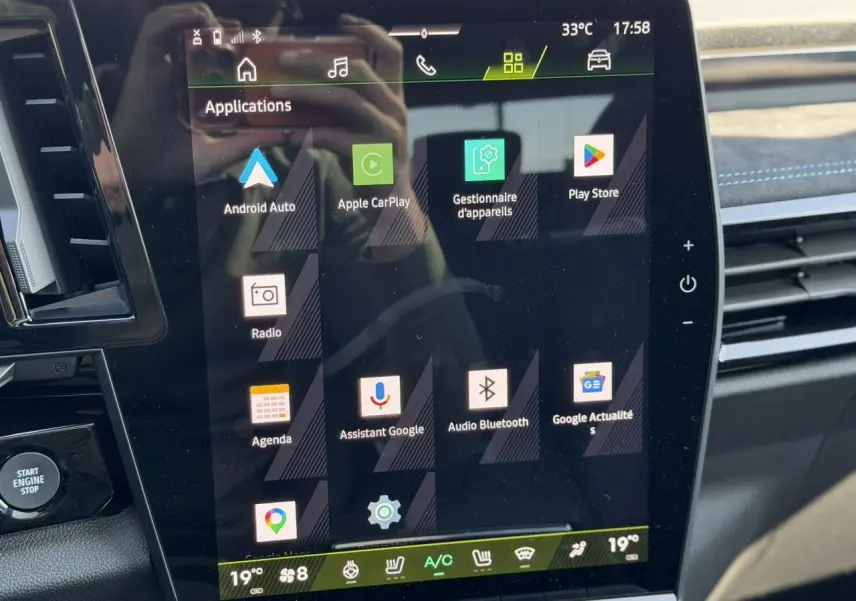 Écran tactile central du Renault Austral E-Tech 2026 montrant les applications Android Auto et Apple CarPlay, intérieur noir.