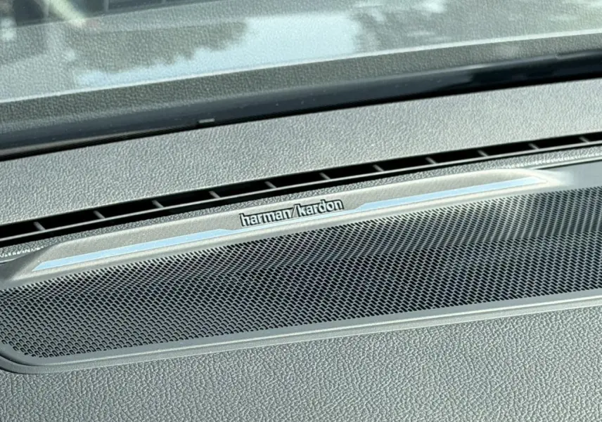 Gros plan sur la grille du haut-parleur Harman Kardon intégrée au tableau de bord du Renault Austral 2026.