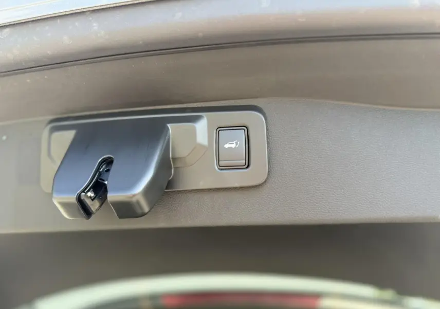 Gros plan sur le mécanisme d'ouverture du hayon électrique du Renault Austral E-Tech gris Schiste.