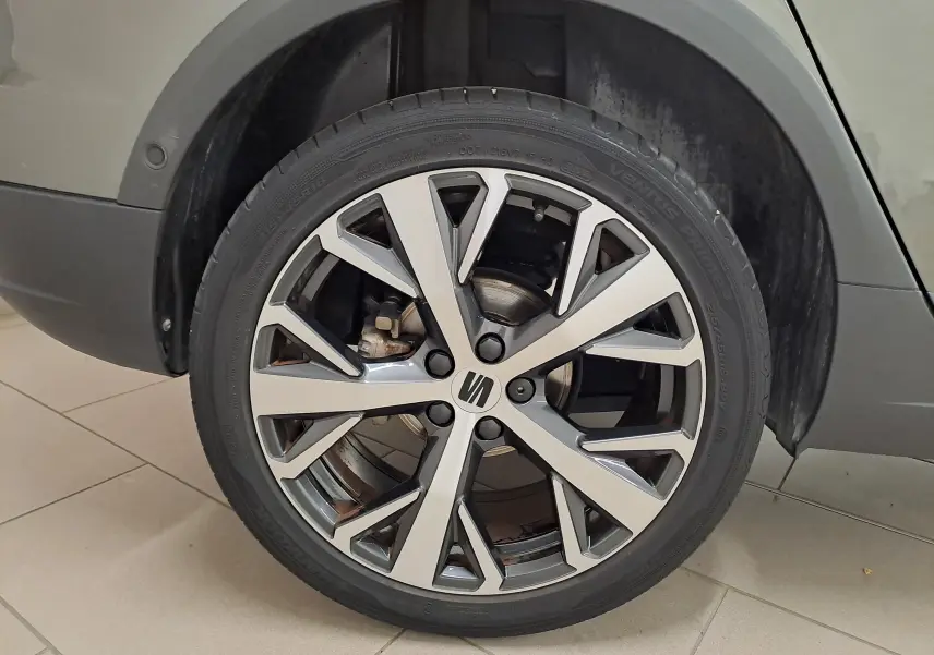 Gros plan sur la jante alliage 18'' PERFORMANCE Machined du SEAT Arona gris falaise, avec pneu 215/45 R18 visible.
