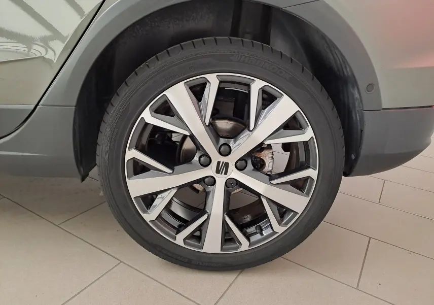 Gros plan sur la jante alliage 18'' PERFORMANCE Machined du côté arrière droit du SEAT Arona gris falaise 2024.