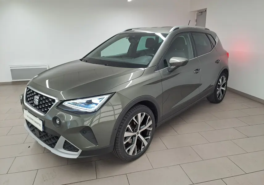 SEAT Arona 1.5 TSI 2024 gris falaise en 3/4 avant droit, avec jantes alliage 18'' et projecteurs antibrouillard LED.