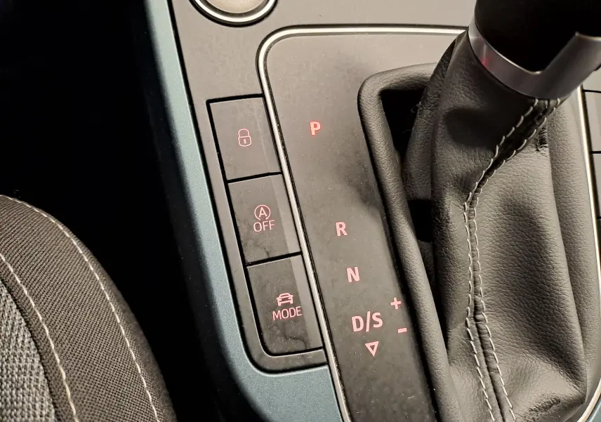 Gros plan sur la console centrale du SEAT ARONA 2024, montrant le levier de vitesses automatique et les boutons de contrôle.