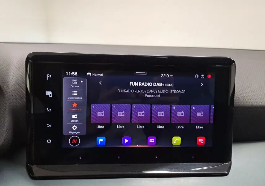 Écran tactile central du tableau de bord du SEAT Arona 2024 affichant la radio DAB+ en mode normal.