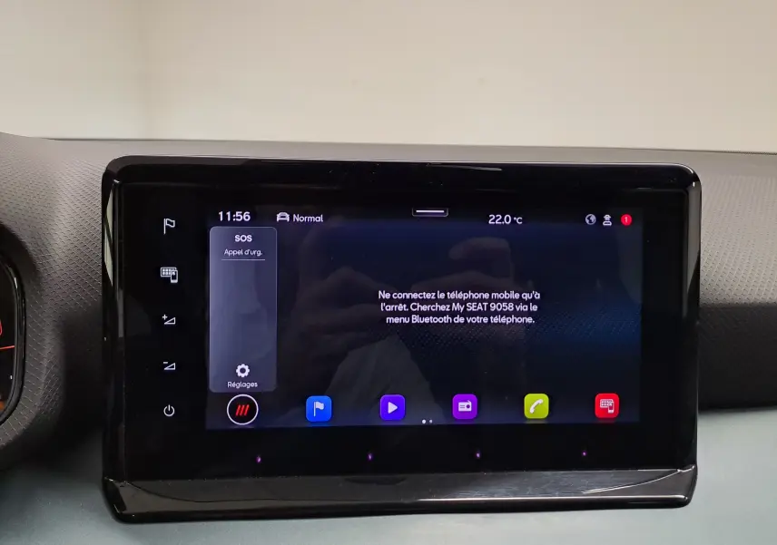 Écran tactile central du tableau de bord du SEAT Arona 2024 affichant le menu Bluetooth et les réglages.