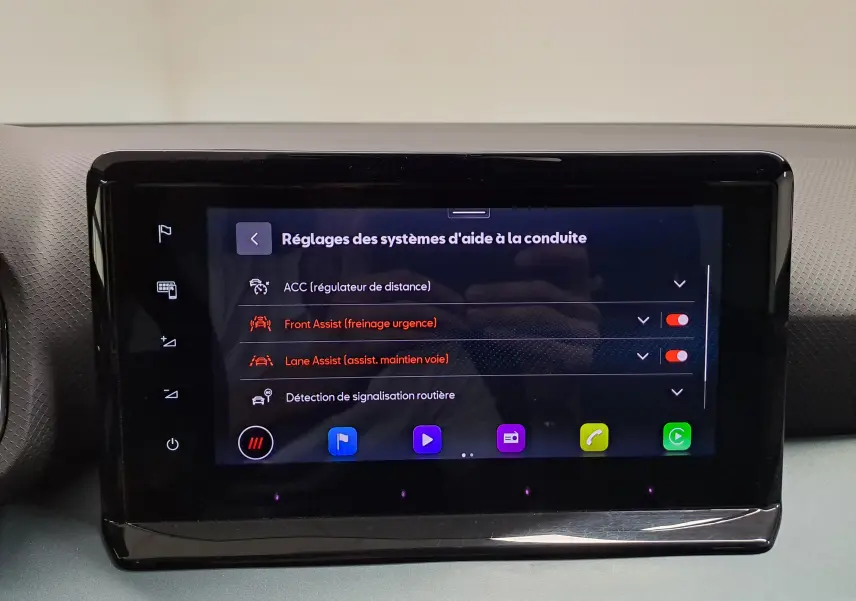 Écran tactile central du SEAT Arona 2024 affichant les réglages des aides à la conduite, intérieur sobre et moderne.