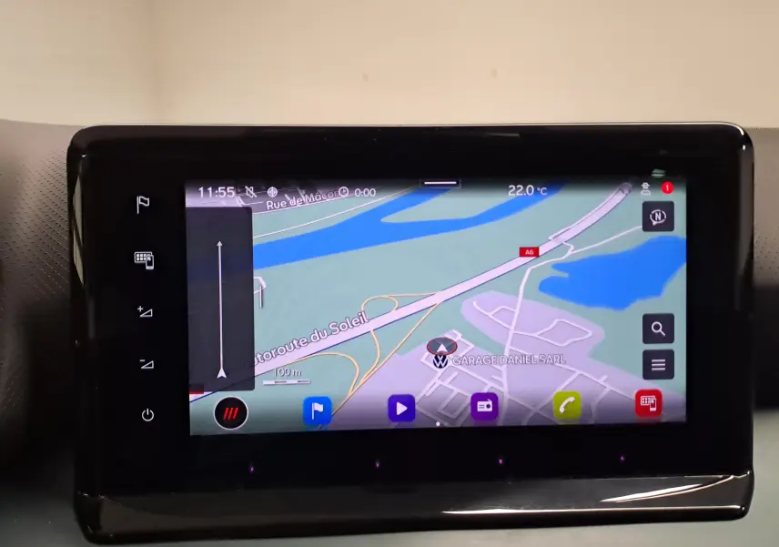 Écran tactile central du système de navigation du SEAT Arona 2024 affichant une carte routière colorée.