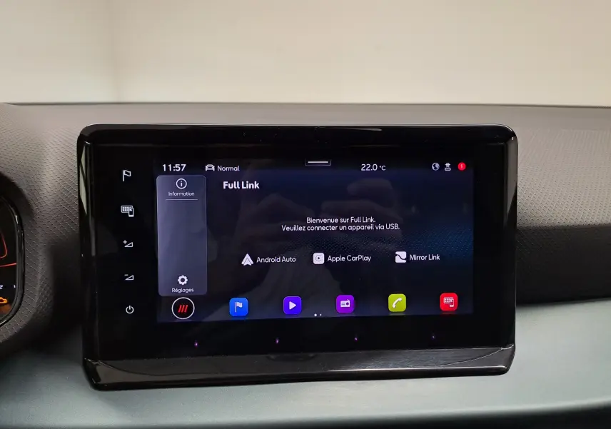 Écran tactile central du tableau de bord du SEAT ARONA 2024 affichant les options Full Link avec interface Android Auto et Apple CarPlay.