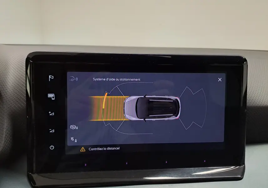 Écran tactile intérieur montrant le système d'aide au stationnement du SEAT Arona 2024 en vue aérienne.