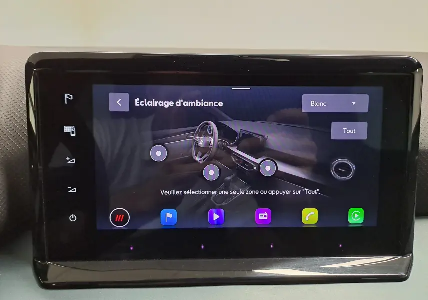 Écran tactile intérieur du SEAT Arona 2024 montrant le menu d’éclairage d’ambiance avec interface en français.