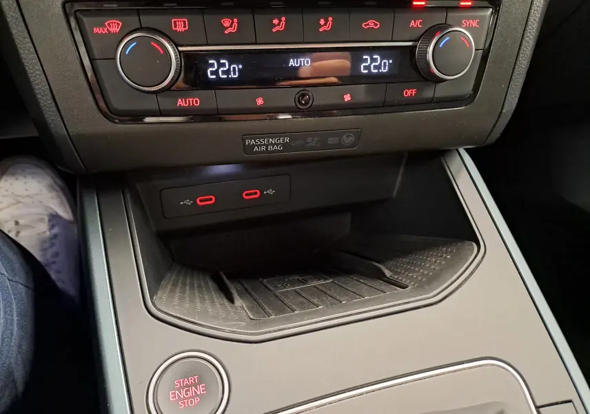 Vue rapprochée de la console centrale du SEAT Arona 2024, mettant en valeur la climatisation automatique et le bouton start/stop.