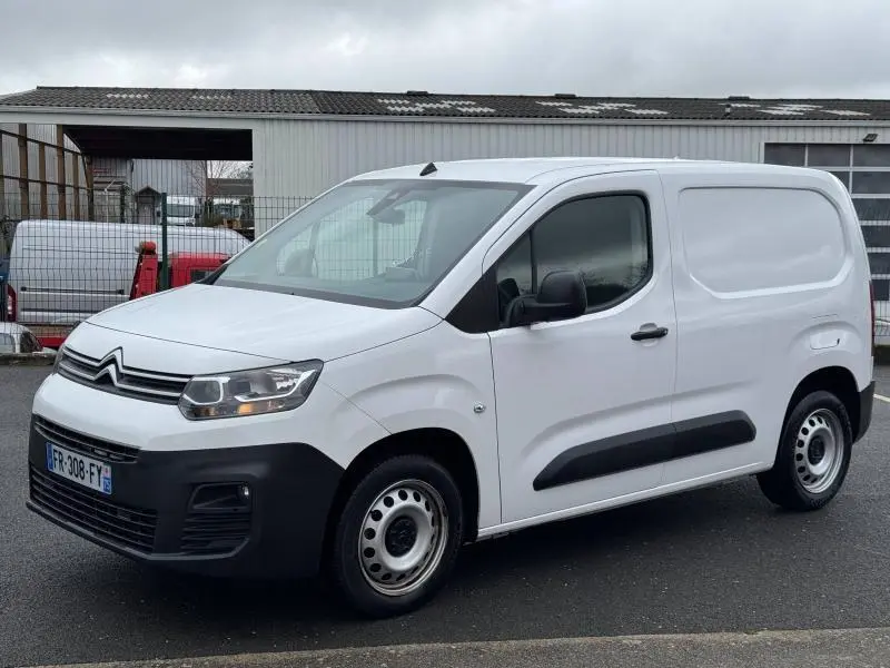 Citroën Berlingo Fourgon blanc banquise vu en 3/4 avant droit avec portes latérales et jantes acier simples.