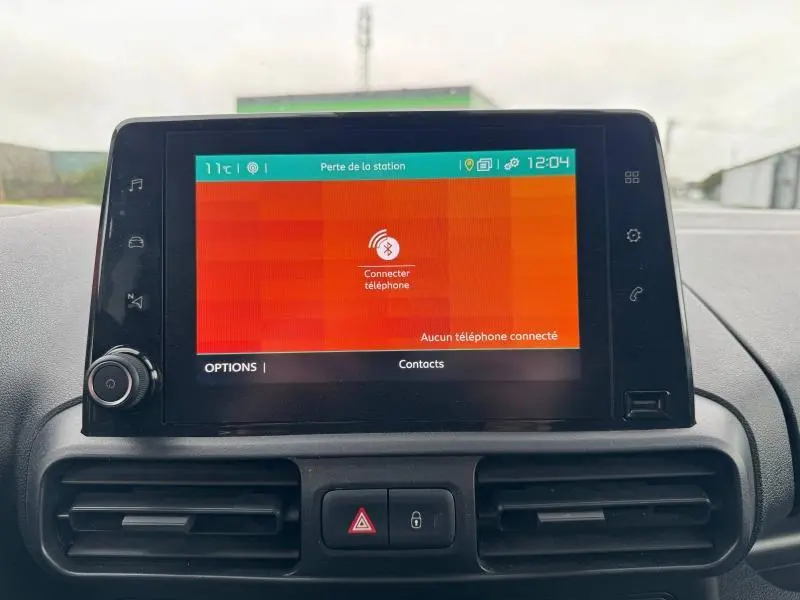 Écran tactile central du tableau de bord du Citroën Berlingo Fourgon blanc, affichant la connexion Bluetooth inactive.