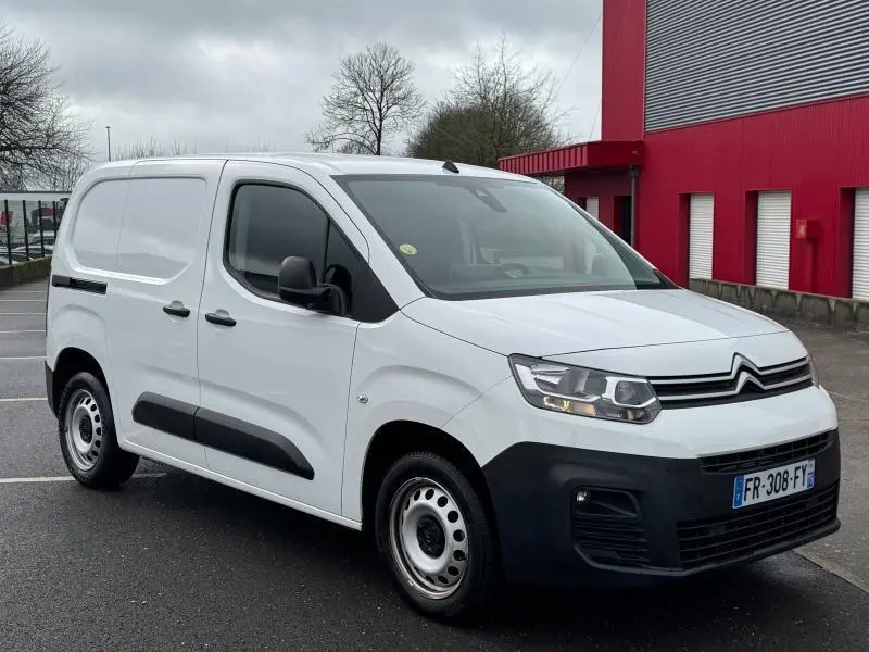Vue 3/4 avant droite du Citroën Berlingo Fourgon blanc Banquise avec portes latérales et jantes acier simples.