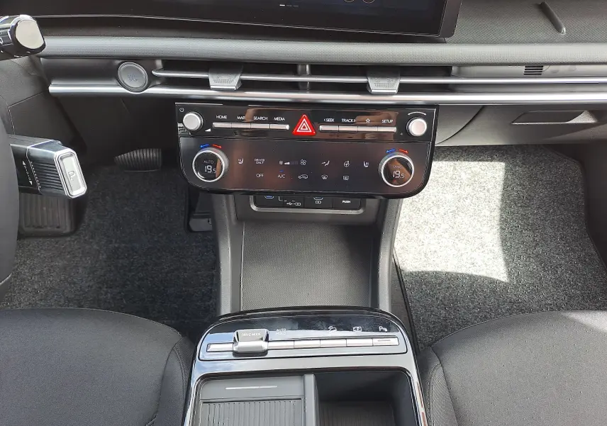 Vue rapprochée de la console centrale et tableau de bord du Hyundai Tucson 2025 en finition Style gris Ecotronic.