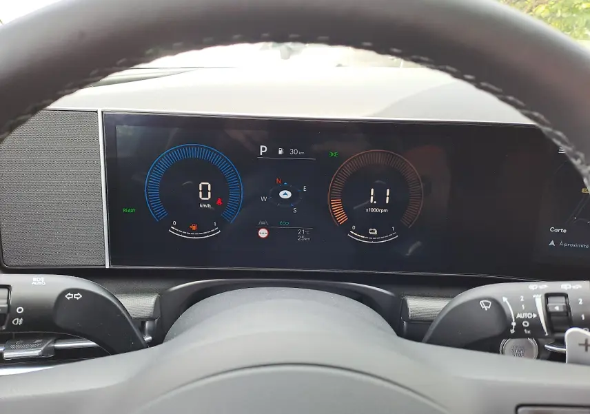 Vue intérieure du tableau de bord numérique du Hyundai Tucson 2025, affichage digital clair avec compte-tours et vitesse.