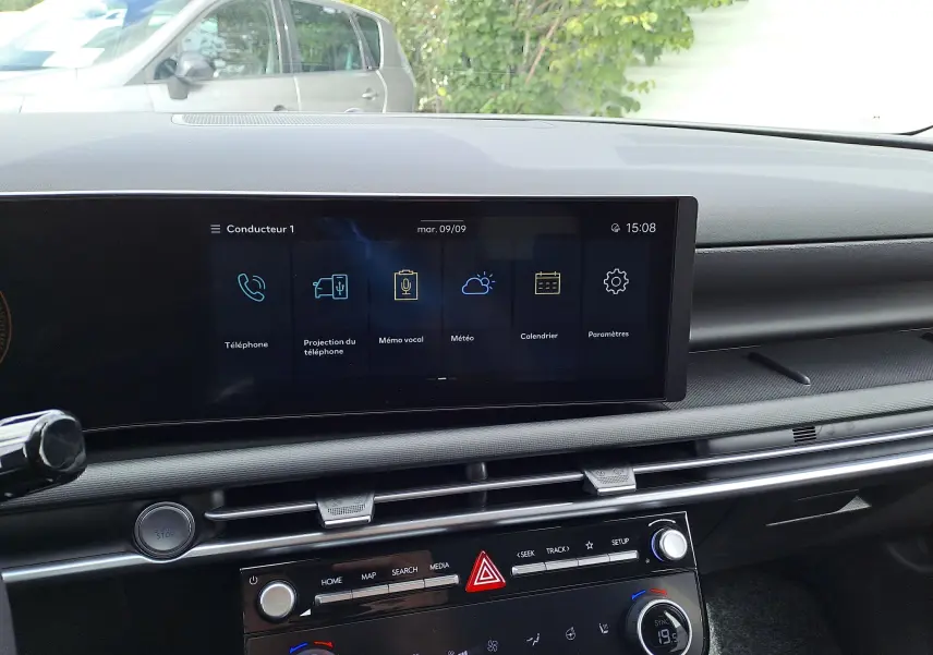 Intérieur du Hyundai Tucson 2025, vue du tableau de bord avec écran tactile et commandes de climatisation visibles.