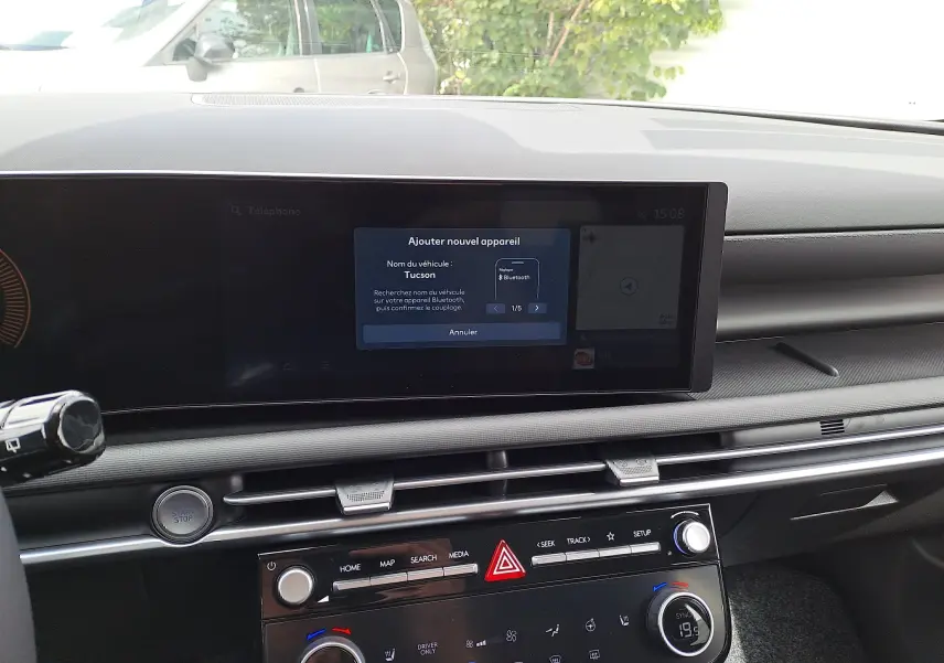 Vue intérieure du tableau de bord du Hyundai Tucson 2025, écran tactile central avec menu Bluetooth affiché.