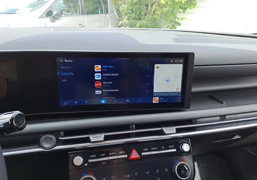 Intérieur du Hyundai Tucson 2025 en gris Ecotronic, vue du tableau de bord avec écran tactile et commandes climatisation.