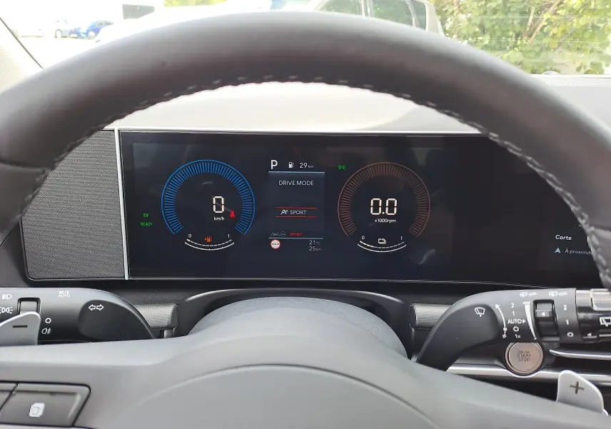 Vue depuis le volant du tableau de bord numérique du Hyundai Tucson 2025 avec affichage mode sport et bouton start/stop.