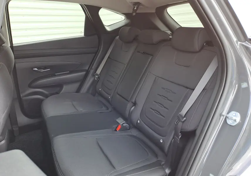 Vue intérieure côté droit des sièges arrière noirs en tissu du Hyundai Tucson IV Ph.2 Style 2025 en gris Ecotronic.