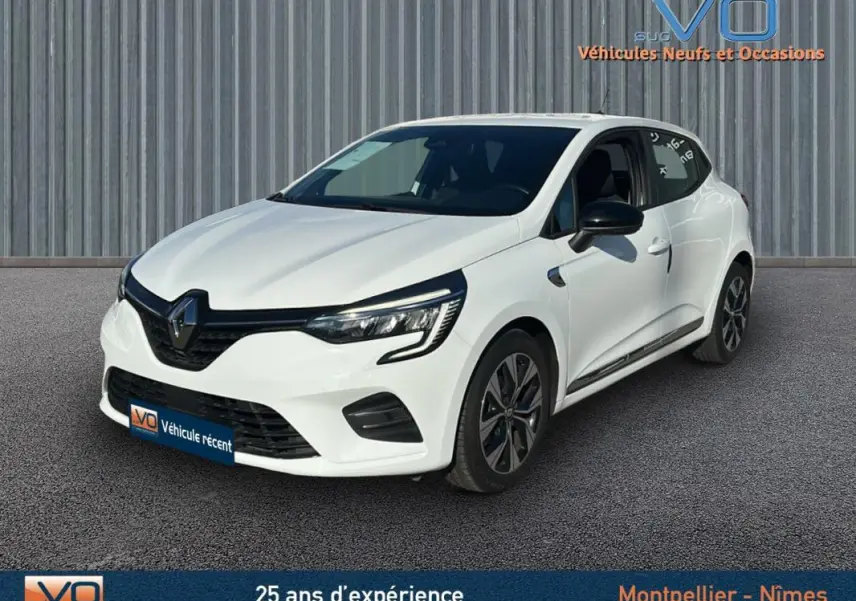 Renault Clio blanc vue 3/4 avant droit, jantes alliage 16 pouces et calandre noire brillante