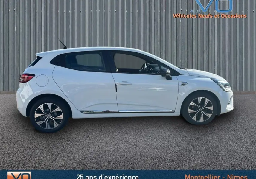 Profil côté gauche d'une Renault Clio blanche 2021 V TCe 90 - 21 Limited avec jantes alliage 16 pouces.