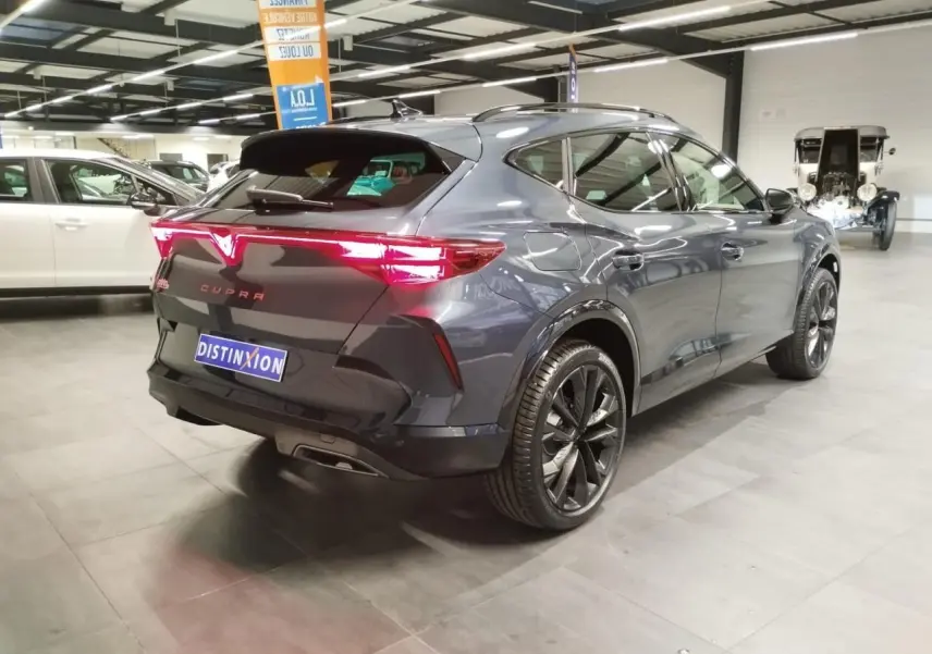 Vue 3/4 arrière droite du CUPRA Formentor 2026 Magnetic Tech avec feux arrière Tri-LED et jantes 19'' noires.