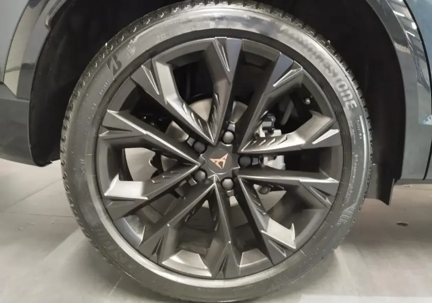 Gros plan sur la jante alliage noire 19'' Sandstorm du CUPRA Formentor Magnetic Tech, avec logo Cupra central cuivré.