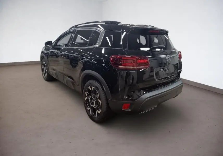 Vue 3/4 arrière gauche du Citroën C5 Aircross Hybrid noir Perla avec jantes diamantées et vitres surteintées.